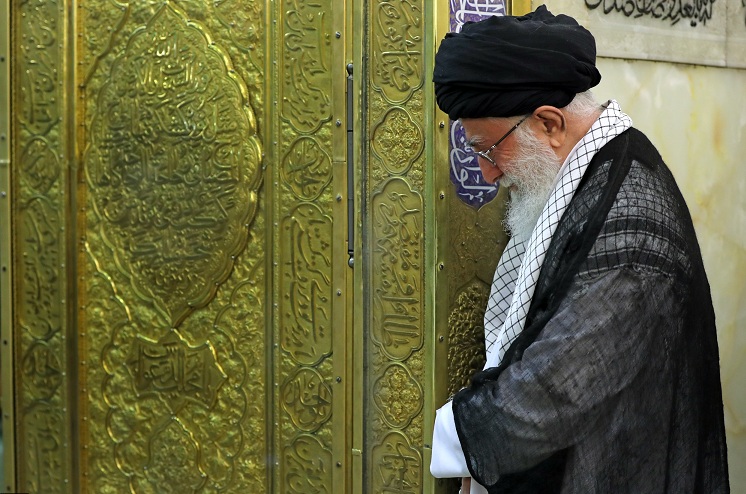 Ayatollah Kahmeini en Mashhad para la ceremonia en el santuario de Imam Reza (P)