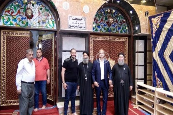 Distribusi Alquran oleh Para Pendeta Kristen di tengah-tengah Jamaah Salat Mesir