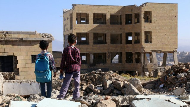 Yemen, arrivano le bombe saudite e… tutti giù per terra