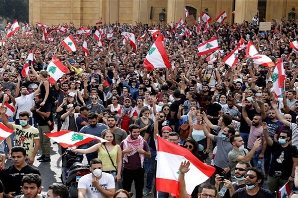 التظاهرات تعم المناطق اللبنانية وقطع طرق في أكثر من مدينة