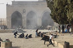 قوات الاحتلال الاسرائيلي تقتحم الحرم القدسي وتهاجم المعتكفين