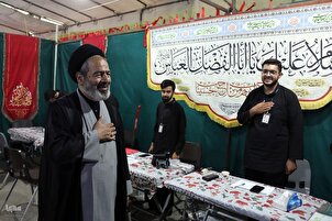 Beamter prüft Dienstleistungen für Arbaeen-Pilger