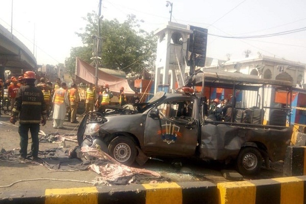 Blast near Shrine in Pakistan Leaves Several Dead