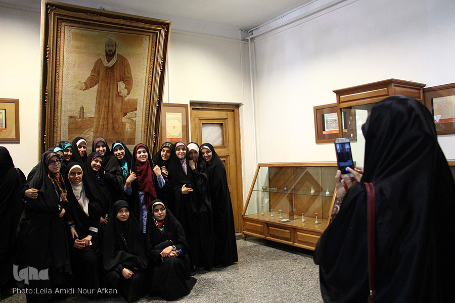 بازدید شرکت کنندگان مسابقات قرآن دانش آموزی از آرامگاه بوعلی سینا