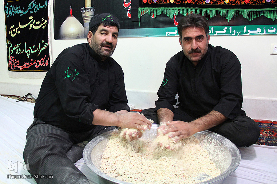 آماده سازی اوماج حلوای سنتی زنجان برای روز عاشورا