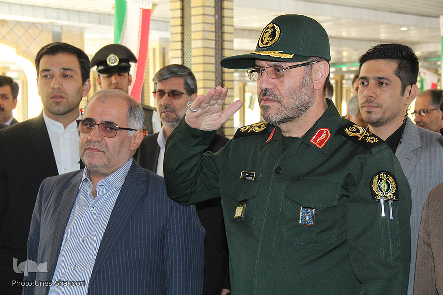 ادای احترام وزیر دفاع به شهدای گلگون کفن ـ زنجان