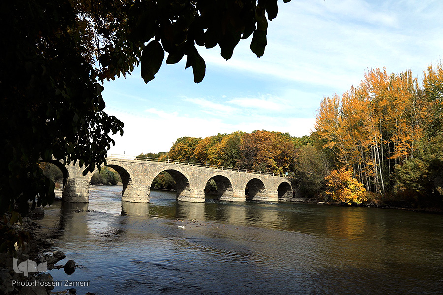 طبیعت زرد در کنار رودخانه خروشان زاینده‌رود