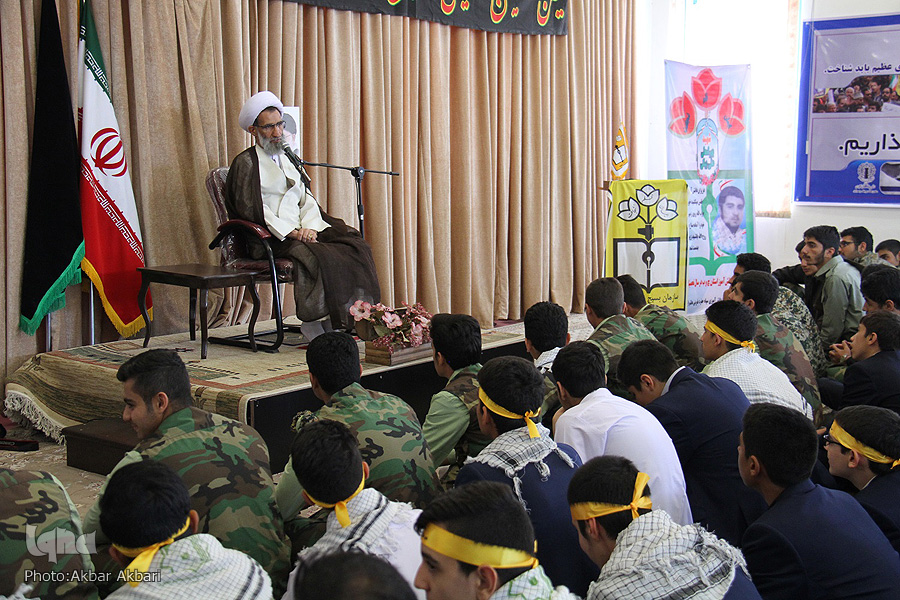 دیدار جمعی از دانش آموزان بسیجی با امام جمعه شهرکرد