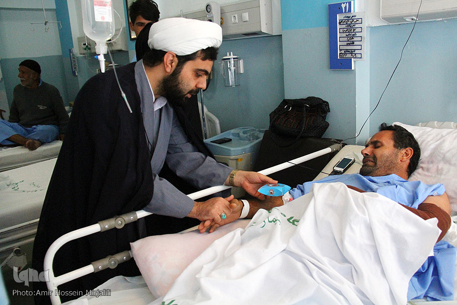 عیادت خدام امامزاده سیدجعفر محمد(ع) از مصدومان حادثه اتوبوس یزد