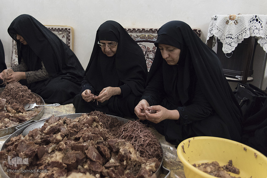 پخت 18 تن حلیم نذری در کرج