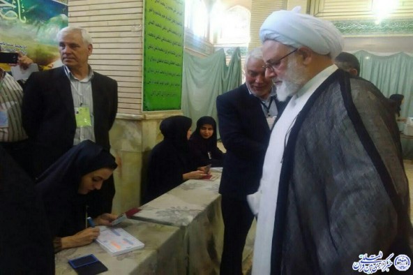 نماینده ولی‌فقیه در ایلام رای خود را به صندوق انداخت/ انتخابات نمایش اعتماد مردم به نظام است