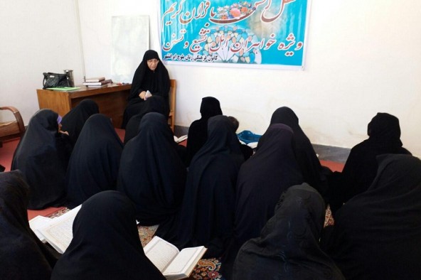 تصاویری از برگزاری محافل خانگی انس با قرآن در ایرانشهر