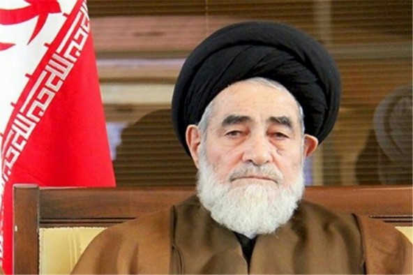 درمان تمام دردهای ایران اسلامی در راستای توجه به قرآن و نماز است