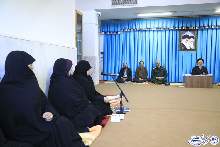 دیدار عوامل اجرایی اجلاسیه شهدای بانوان خراسان‌‌جنوبی با آیت الله عبادی