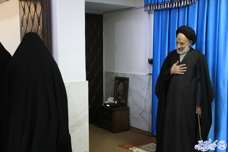 دیدار عوامل اجرایی اجلاسیه شهدای بانوان خراسان‌‌جنوبی با آیت الله عبادی