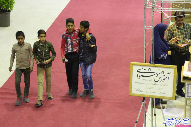 کیمیاگری قلم در دستان یک هنرمند