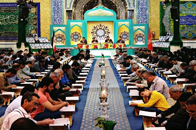 تلاوت آیه‌های نور در حسینیه اعظم زنجان