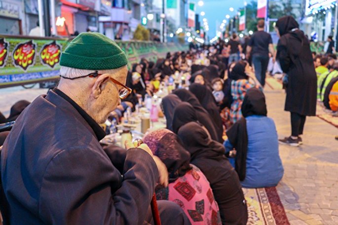 افطاری ساده در پیاده‌راه سبزه‌میدان زنجان