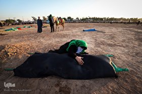 مراسم نمادین خاکسپاری شهدای کربلا در حمیدیه