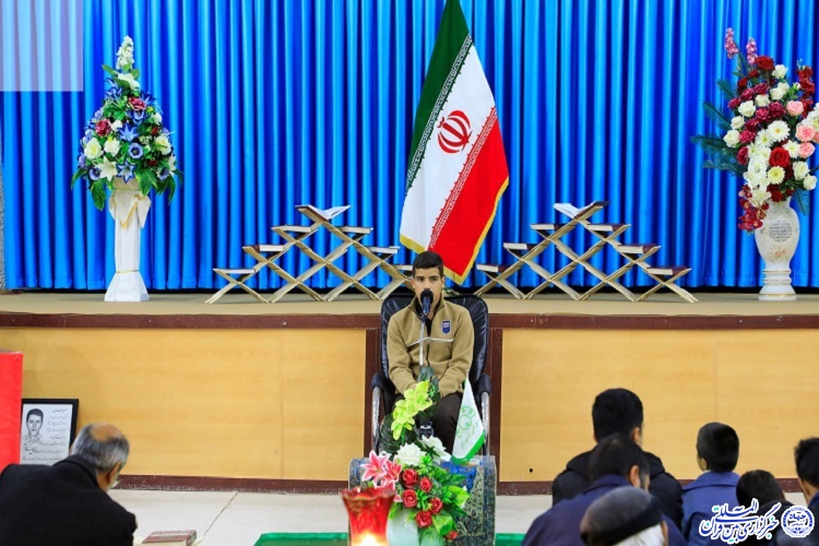 افراد مواضع سیاسی از قرآن بیاموزند افراد مواضع سیاسی از قرآن بیاموزند