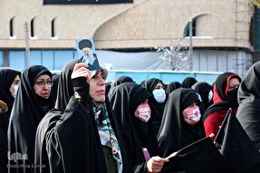 نویسندگان در انتقال سیره شهدا دست به قلم شوند