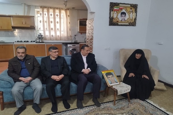 تکریم خانواده معظم شهدا افتخار بزرگی است