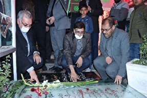 عکس | ادای احترام وزیر بهداشت به شهید سلیمانی