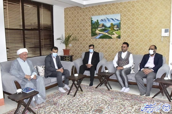 دیدار مشاور وزیر و رییس مرکز اطلاع رسانی وزارت کشور با خانواده شهید 