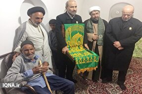 دیدار خدام رضوی با پیرمردی که آرزوی زیارت دارد