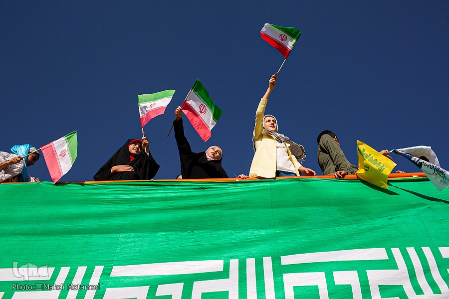 همخوانی ۱۵ هزار نفری سرود «سلام فرمانده» در قزوین