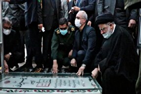 فیلم | حضور رئیس‌جمهور در گلزار شهدای کرمان