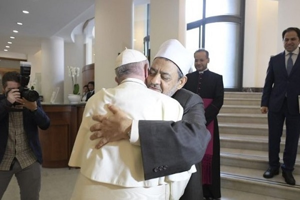 تلاش تندروها برای ممانعت از دیدار شیخ الازهر با پاپ فرانسیس