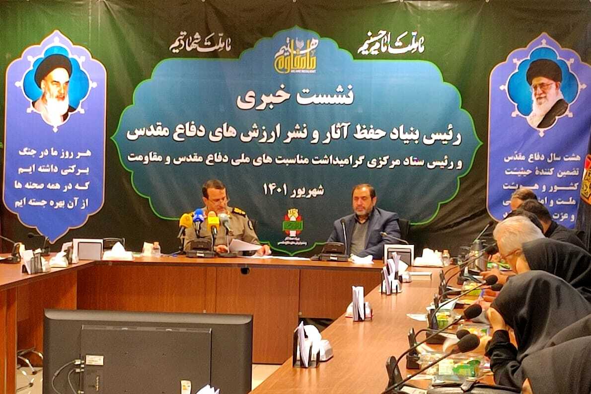 دیدار خانواده شهدا با رهبر انقلاب و رونمایی ۲۴۰ کتاب در هفته دفاع مقدس + فیلم