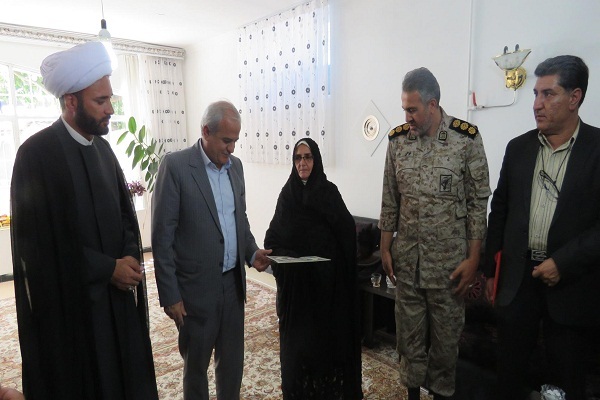 دیدار فرماندار مهاباد با خانواده شهیدان دل‌گداز و علی‌پور