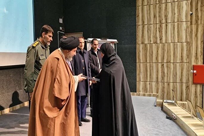 تکریم خانواده شهدا موضوع قرآنی است