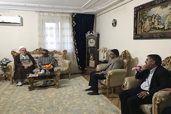 دیدار نماینده ولی فقیه در کردستان با ۲ جانباز دفاع مقدس