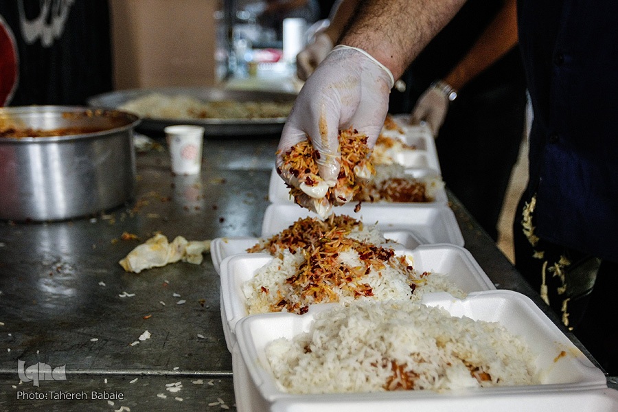 توزیع غذای نذری هیئت در میان نیازمندان کرمانشاه