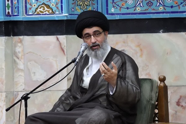 دنبال علم الهی باشید و به آن عمل کنید