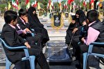 دیدار دانش‌آموزان کاشانی با خانواده شهدا در گلزار شهدای دارالسلام