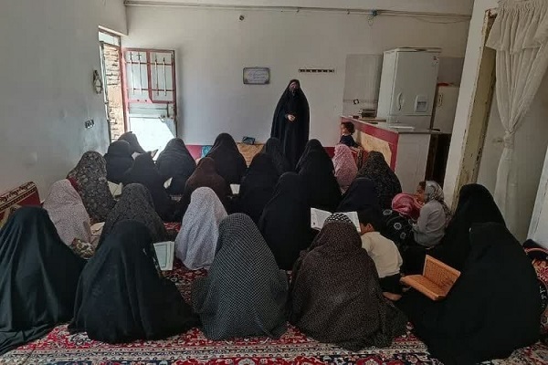 فرزانه احمدی، حافظ کل قرآن و مدرس محافل و کلاس‌های قرآنی روستای اهل سنت بهمن آباد شهرستان زیرکوه