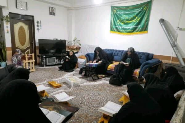 عکس | جزء خوانی قرآن کریم در منازل خانواده‌های شهدا