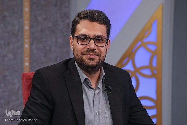 بررسی اخلاق حرفه‌ای قاریان در جشنواره تلاوت‌های تقلیدی