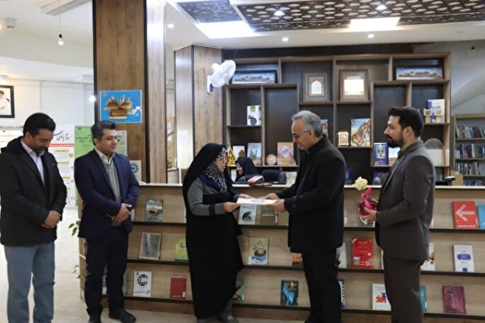 بانوی قرآنی ۱۸۰۰ جلد کتاب به کتابخانه‌ها اهدا کرد