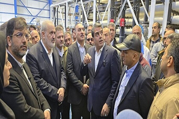 بازدید وزیر نیرو از آب‌شیرین‌ کن ۱۰۰ هزار مترمکعبی شهدای خدمت