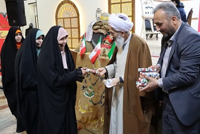 حضور در راهپیمایی ۲۲ بهمن جهاد در مقابل دشمنان است