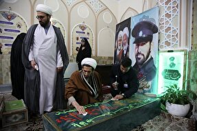 عکس | غبارروبی مزار شهدای مدفون در حرم حضرت معصومه(س)