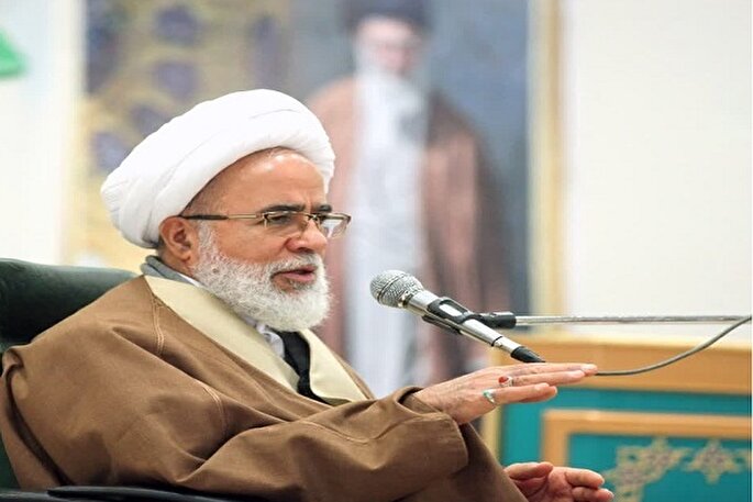 انقلاب اسلامی انحطاط تحمیل شده غرب به دنیا را در ایران پایان داد