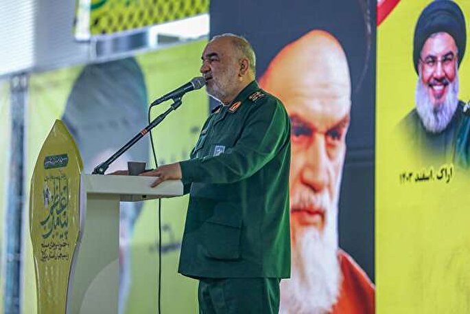 امام راحل به قلب سیاه استکبار هجمه وارد کرد