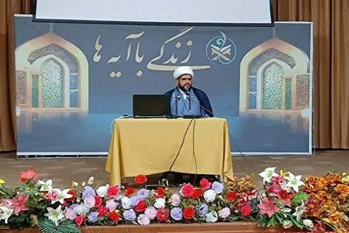 آیات قرآن را برای مردم تبیین و تفهیم کنیم