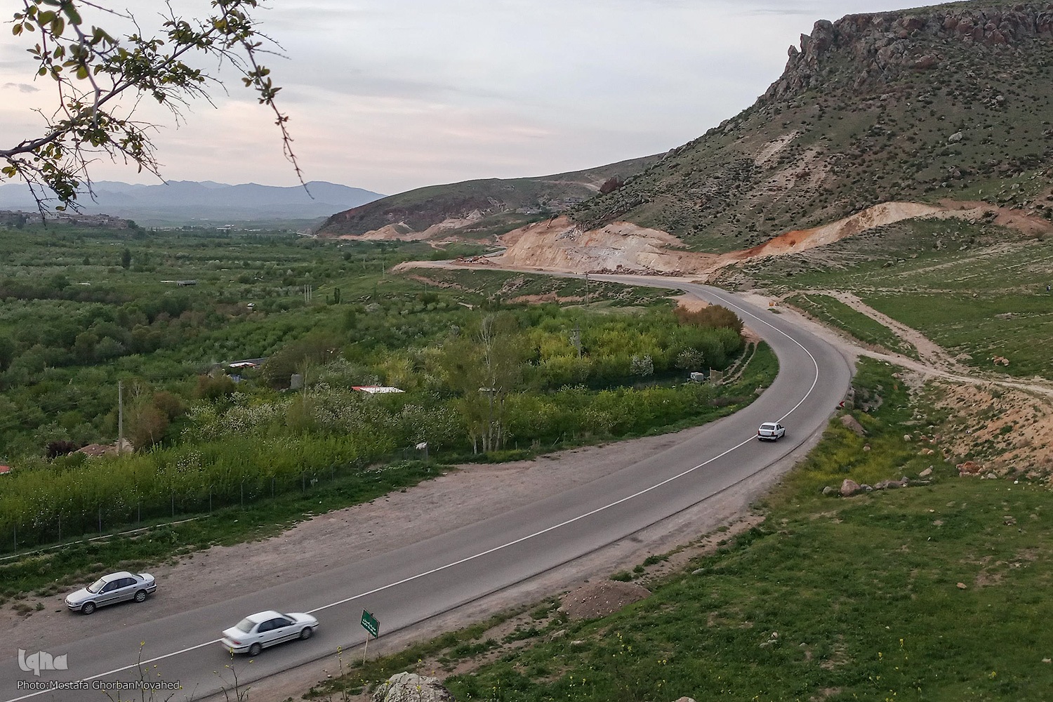 منطقه گردشگری قلعه قراجه لو در دل طبیعت بهاری اهر